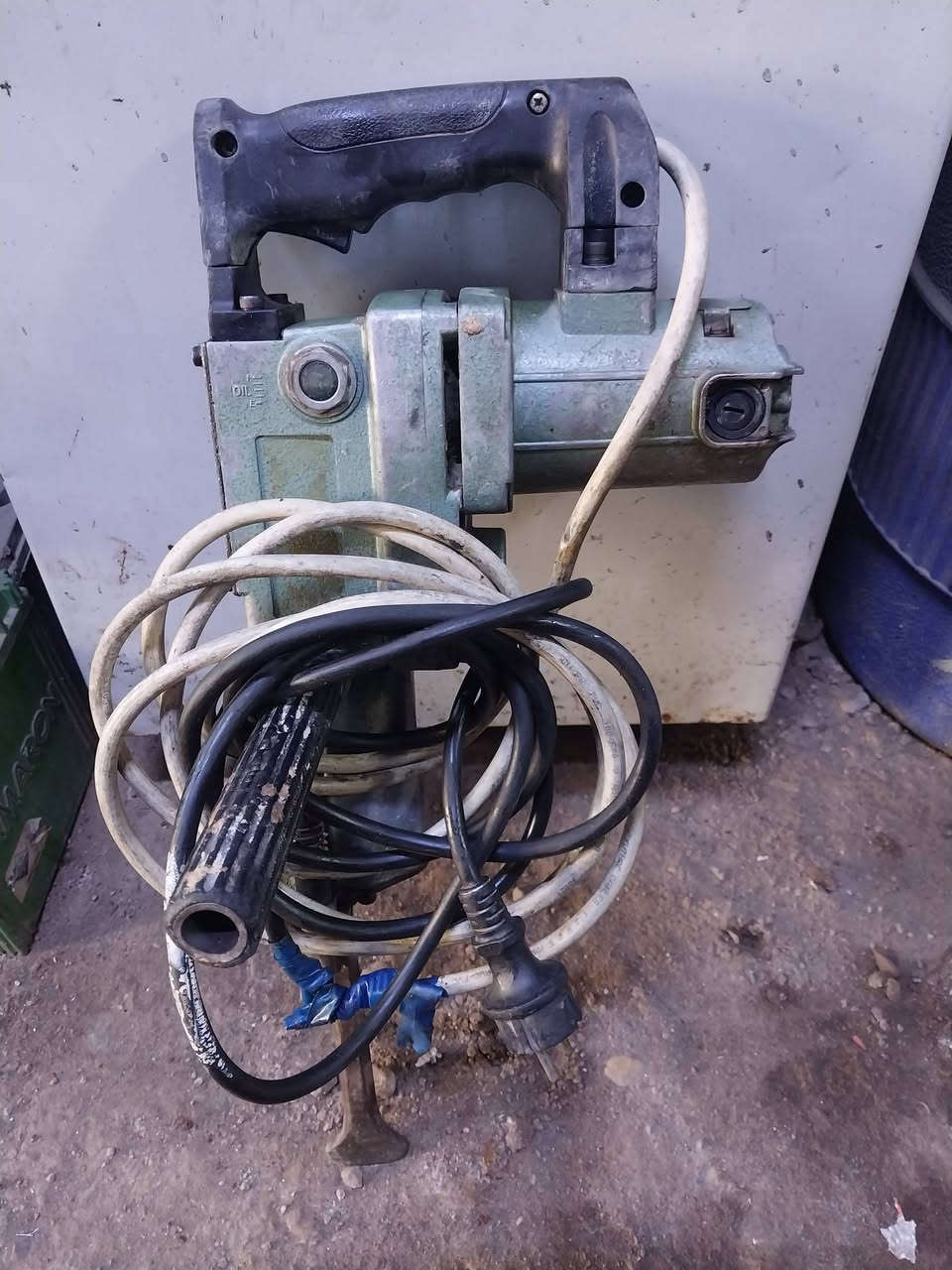 السلام عليكم
دريلات عدد ٤ اثنين أكبار وأثنين ازغار 
وسكلات عدد ٢ مع المكصات والدرابات 
السعر كلهن ٢٥٠ ألف مكاني بغداد شارع الكفاح 
***********
