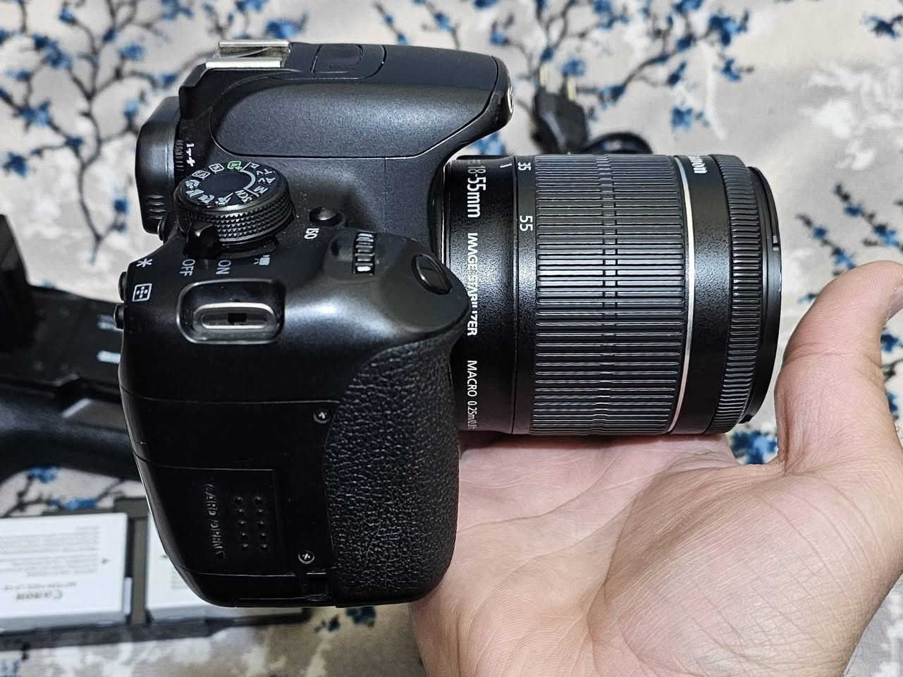 السلام عليكم 
كامرا كانون 700D مع عدسه ١٨ ٥٥ الستبلاسزر 
مع كرب حامل بطاريات 
بطاريات عدد ٢ الاصليات 
شاحنه والكيبل 
الكامرا كلش حلوه وشوفت عينك السعر ٣٥٠ الف 
للتواصل خاص او الاتصال ***********
موجود توصيل
