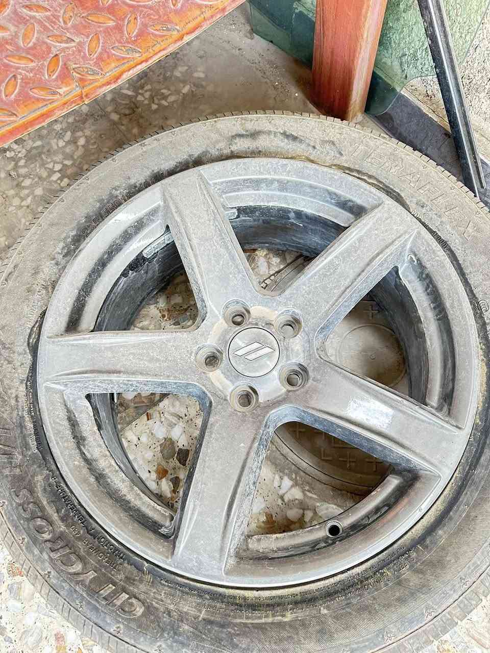 للبيع مال جارجر قياس 18 نضيفات بدون تصليح ولا عواج زوج  بس واحد بي شويه شخوط لون فيلي ***********
