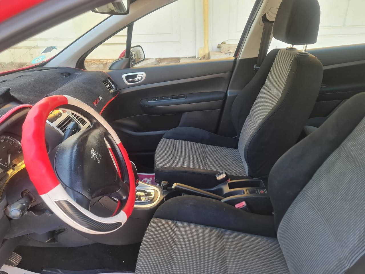 بيجو فرنسي موديل ٢٠٠٦ ماشيه ١٣٥ جاهزه السياره من كلشي كير محرك تبريد صدر تخم تاير بدون حادث او ضربه 
السعر ٦١
للإستفسار ***********وبيه مجال قليل الشراي ايخابر مامتواجد عل فيس مكانها البلديات اليدور جديد هاي جديده السياره
