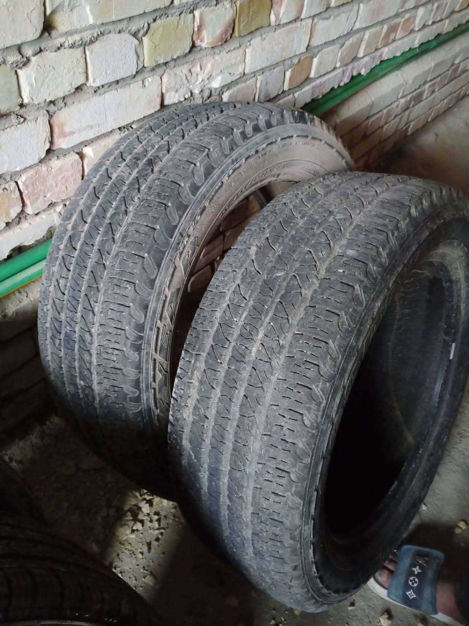 السلام عليكم تايرات جيب لاريدو بيهن اسبير جديد منازل وبيهن استعمال بسيط للبيع  رقمي ***********
