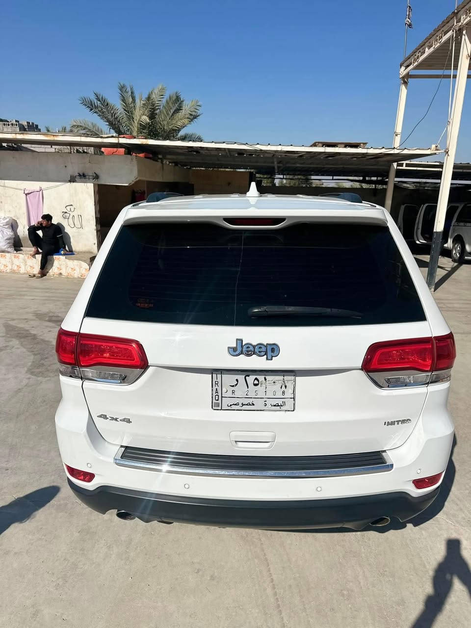 جيب كراند شيروكي لمتد بلاس 3 شاشات اعله فئة
الموديل : 2018 . (خليجي) . 
المحرك : V6.  3.6L 
* المواصفات
* دفع رباعي 4x4 . 
* المقاعد جلد بيجي . 
* المقاعد الأمامية كهربائية .
* ذاكرة لحفظ وضعيات الجلوس . 
* المقاعد الأمامية تبريد و تدفئة . 
* المقاعد الخلفية مع تدفئة . 
* ويل قياس 20 .
* مقود السائق كهربائي . 
*هيتر بل مري 
* تدفئة ستيرن . 
* سقف بانوراما .
* شاشه 8.4 انج .
* نظام الملاحة (GPS) . 
* نظام خاص للطرق الوعرة . 
* مصابيح امامية زنون . 
* المصابيح الأمامية مع LED لايت . 
* كشافات الضباب زنون . 
* تشغيل عن بعد .
* صندوق كهربائي .
*  حساسات أمامية . 
*  حساسات خلفية .
* كاميرا خلفية .
* بخاخ ماء لتنظيف المصابيح الامامية .
* مرايا بخاصية التعتيم الذاتي . 
* مرايا جانبية قابلة للطي كهربائيا . 
* بلوتوث تلفون . 
* محدد سرعة . 
* نظام تشغيل واطفاء اوتماتيكي للمحرك للتوفير من صرف الوقود .
* نظام اوتو بريك . 
السياره مابيه نقص برغي 
السياره نظيفة جدا 
مكان السياره البصره
رقم بصره بئسمي تحويل ثاني يوم
سنويه 2027 تنتهي
السعر 225
لاستفسار
***********
