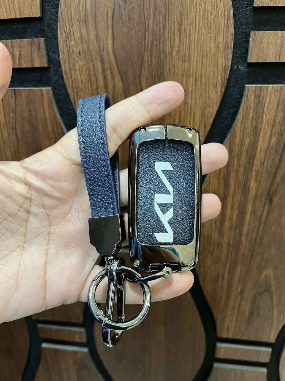 غلاف بصمة كيا كادينزا 3 دكم 4 دكم 
متوفره لونين اسود نيلي
سعر القطعة 25.000 شامل التوصيل 
جلد وحديد 
حجز واتس اب
***********
