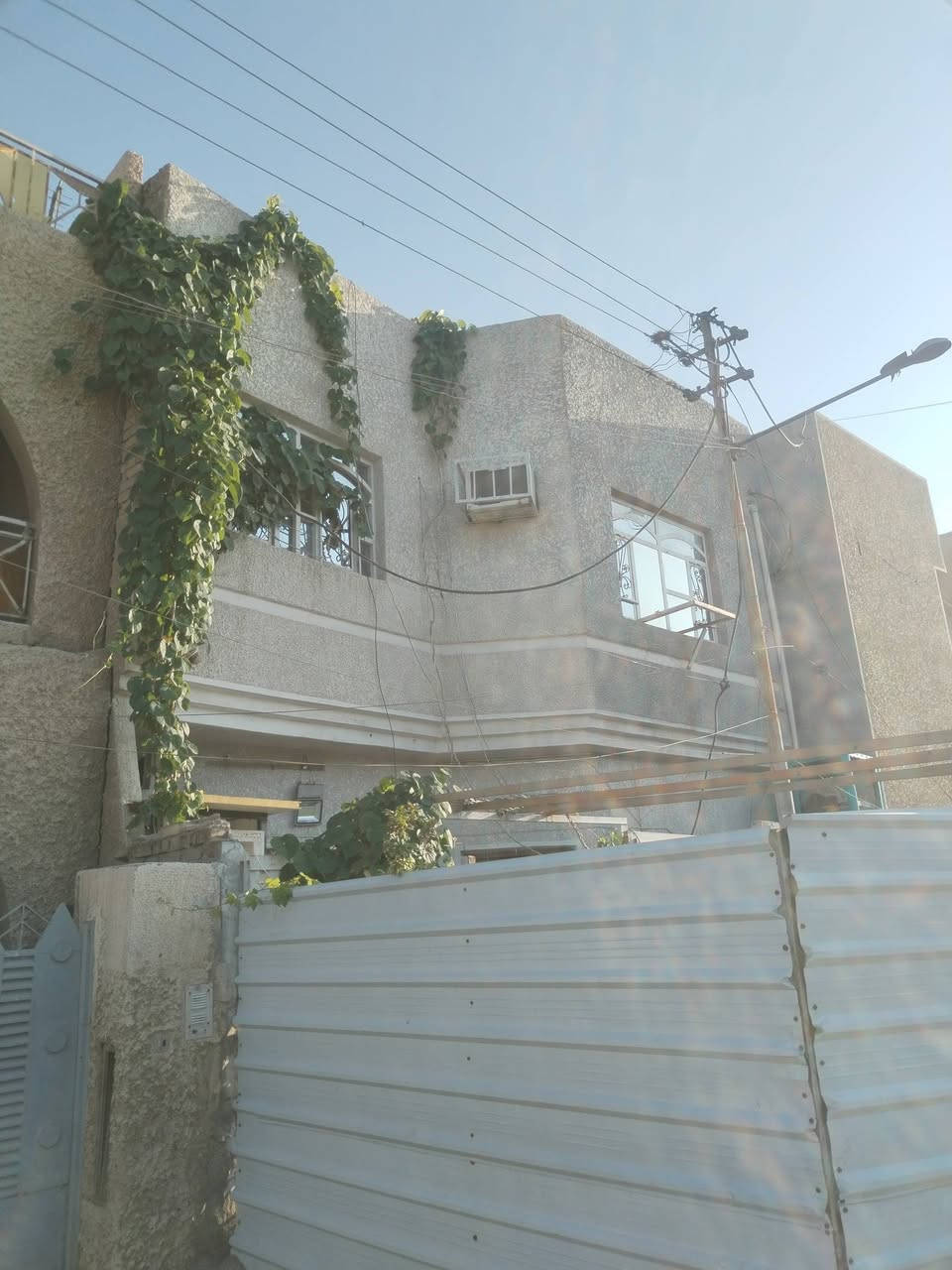 دار للبيع ملك صرف في حي اور منطقة ال600 الموقع مميز
مقابل مدرسة اغادير وروضة السندس الواجهه 8م والنزال 10 المساحة الكلية 80م 
الدار مدخلين يحتوي الطابق الارضي على كراج يتسع لسيارة وحديقة خارجية وحمام خارجي واستقبال ومطبخ وغرفة نوم ومنور وخدمات
و في الطابق الثاني ثلاث غرف نوم وخدمات وبيتونه فيها مخزن صغير للاستفسار متواجد من الساعه 8 صباحا الى الساعه 10 ليلا على الرقم 
***********
البيت بناء قديم صالح للسكن غير متواجد على الفيس رجاء اكو تليفون خابر وتدلل لان ناشر باكثر من كروب المنطقة جدا هادئة جميع المدارس قريبه ابتدائية روضة اعدادية متوسطة والخدمات كلها قريبه الدار كونكريت مسلح ارتفاع السقف 3م عالي عن الشارع
