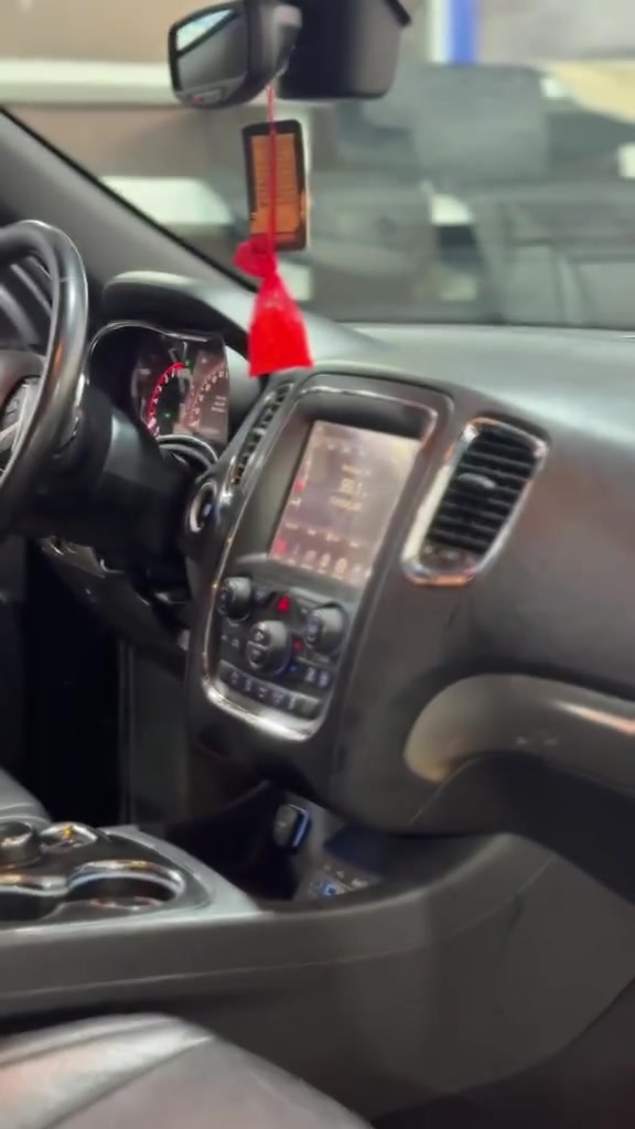 سلام عليكم
دودج دورانگو 2017 بلاك توب sxt
محرك 6V 
تشغيل عن بعد ، گير ماوس
كشنات جلد ، تدفئة الكشنات الامامية و الستيرن 
كشن سائق كهرباء ، مثبت سرعة ، اوامر صوتية
حساسات خلفية ، اوتو بريك عند الرجوع للخلف ، اوتو ستارت ، منفذ usb و aux ، انظمة قيادة eco و sport  . 
الحادث  جزء من باب سكن الامامي معدل بارد بدون صبغ، جامرلغ السكن الخلفي جزء بسيط معدل بارد و صبغ قليل . ايرباك طاگ وراجع سيستم ، گير ومحرك نظيف رقم شمالي سليمانية مكلف بلنشر مامتواجد فيس رقم صاحب السيارة ***********
