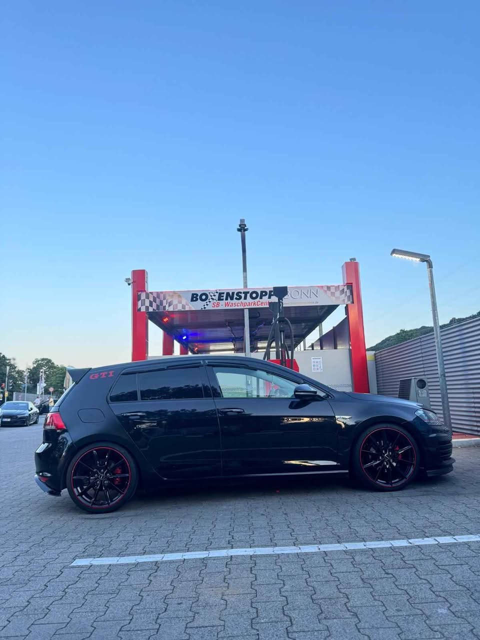 Zum Verkauf steht mein gepflegter VW Golf 7, der sowohl technisch als auch optisch in einem sehr guten Zustand ist. Das Fahrzeug wurde stets gepflegt und regelmäßig gewartet.

Fahrzeugdaten:

* 📅 Baujahr: 2014
* ⛽ Benzin
* 💪 1.4 TSI mit 150 PS
* ⚙️ Schaltgetriebe
* 📍 Kilometerstand: 185.000 km
* 👤 3. Hand
* ✅ TÜV bis 06/2028

Ausstattung & Highlights:

✔️ GTI-Umbau (komplett und legal eingetragen)
✔️ Alle Umbauten von A bis Z eingetragen
✔️ Frische Inspektion durchgeführt
✔️ Bremsen vorne und hinten erneuert
✔️ Technisch einwandfrei – sofort fahrbereit
✔️ Gepflegter Innen- und Außenbereich

💰 Preis: 10800 € VB

Kein Notverkauf. Das Fahrzeug kann nach Absprache besichtigt und probegefahren werden.

📩 Bei Fragen oder Interesse einfach melden.
01713295531 Bonn, NW


**إذا كنت صاحب هذا الإعلان وتريد حذفه لأي سبب، رجاءا أرسل رسالة إلى الدعم الفني**