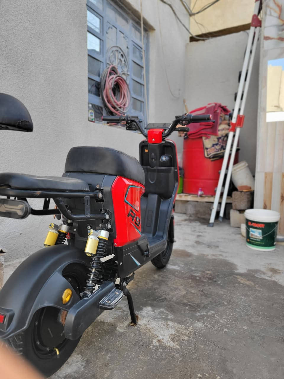 سلام عليكم درجة R9 نضافة 90% خمسه بطاريات 32 ملف 1200 سرعه 109 احله من صوره سعره 450 وبي مجال شراي يرسل على رقم  *********** المكان البصره شط العرب قرب جسر خالد
