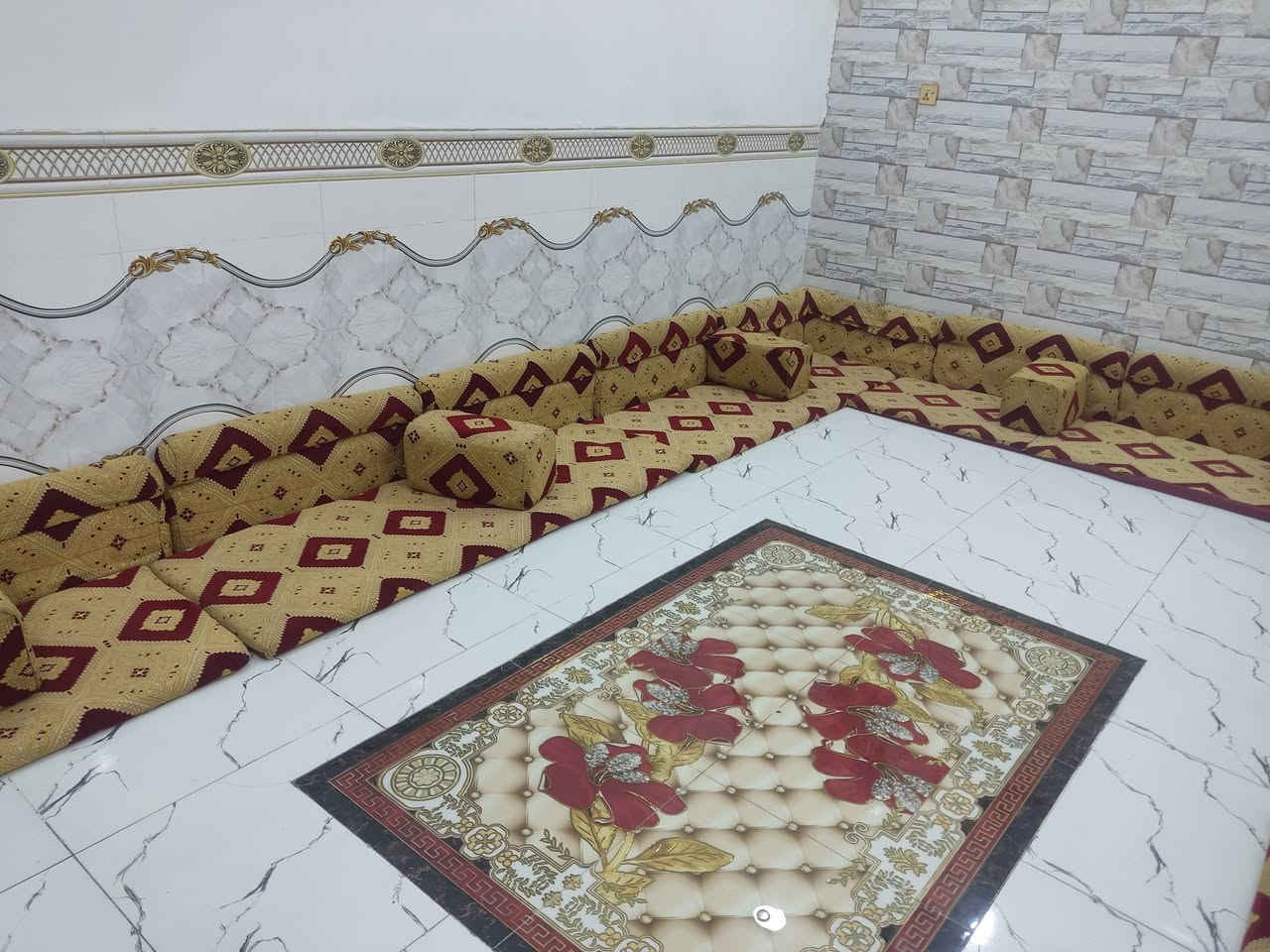 ديوان البيع مستخدم قليل نضيف 7دواشك 7تكيات مكان ناصرية رقم موجود واتساب ***********
