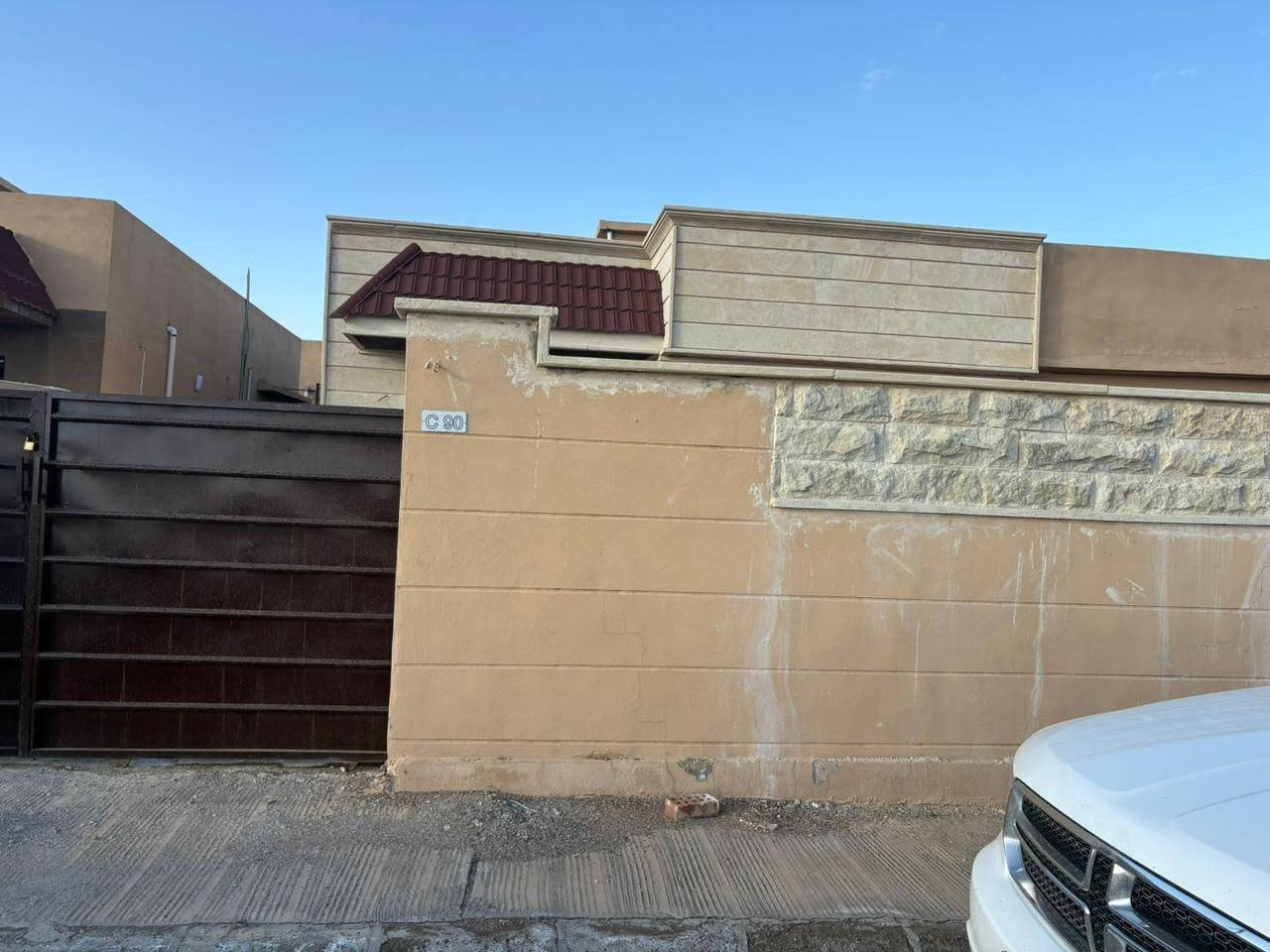 دار للبيع في مجمع دريم ستي مساحته 200 متر مربع امسدد كامل واكو تغير في واجهة البيت حجر وبعض التغيرات من الداخل رقم الدار C90 ،والدار جديد مامسكون 
*********** يرهم نقد او بمقدمة واقساط
