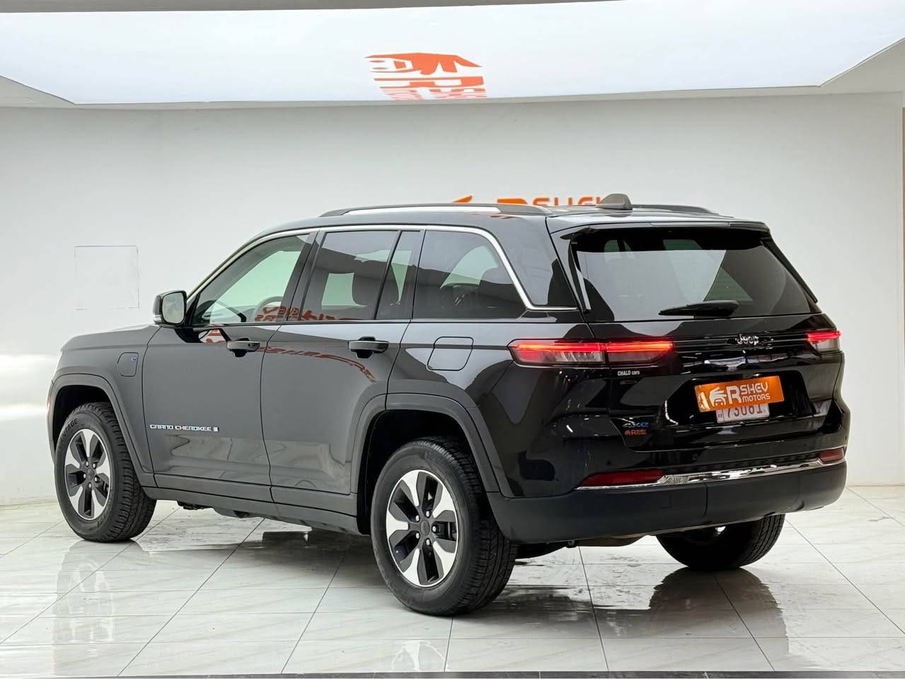 احلي و افخم سيارة هايبرد و كلين تايتل😍🔥
Jeep Grand Cherokee 2023
جيب گراند شيروكي ٢٠٢٣

مواصفات  Limited 4xe
(مقاعد جلد+تدفئة+خزن-سقف بانوراما-٣ شاشة-٥ وضعيات قيادة-هجين شاحن-تدفئة المقود-رادار)

مكينة ٤سلندر+توربو مع هجين شاحن و هايبرد حجم ٢.٠لتر 
ماشية 77,000 ميل و بحالة جداً ممتازة 

كلين تايتل مكفولة كفالة عامة السيارة كلش حلوة و نظيفة
رقم كاتي دهوك تترقم شمالي السيارة
مكفولة من كير و محرك و كهربائيات

و ب سعر(350$) ورقة و بيها مجال

مكان السيارة

دهوك -معرض ارشف R-Shev
رقم51 من معارض التيرمينال 

***********
*********** دهوك, العراق
