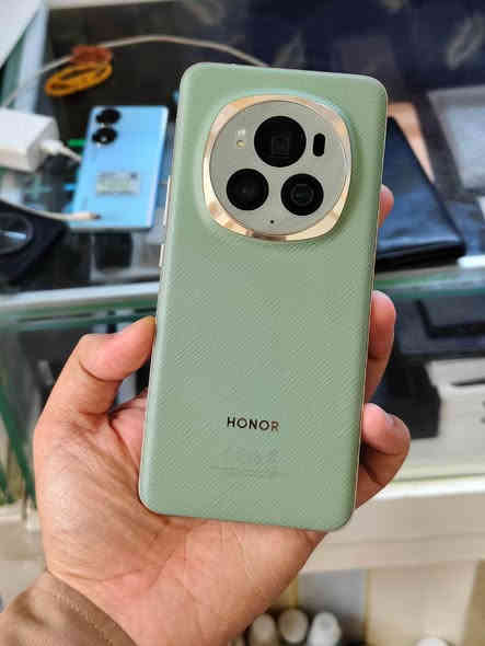 Honor Magic 6 pro
تەنها کارتۆن زەمان خاوێن  نرخی ٥١٠$ دۆلار لە سلێمانیە گەیاندن بەردەستە  
زاکیرە ٥١٢ و ڕام ١٢ گێگا 
کامێرە   / ١٠٨ مێگاپێکسڵ (100X zoom)
پاتری     / ٥٦٠٠ (٨٠ وات)
دەنگ     / دوانە بڵندگۆ/ ستریۆ ساوند 
شاشە     / LTPO OLED, 1B colors, 120Hz
پڕۆسسەر /Snapdragon 8 Gen 3 (4 nm
*********** السليمانية
