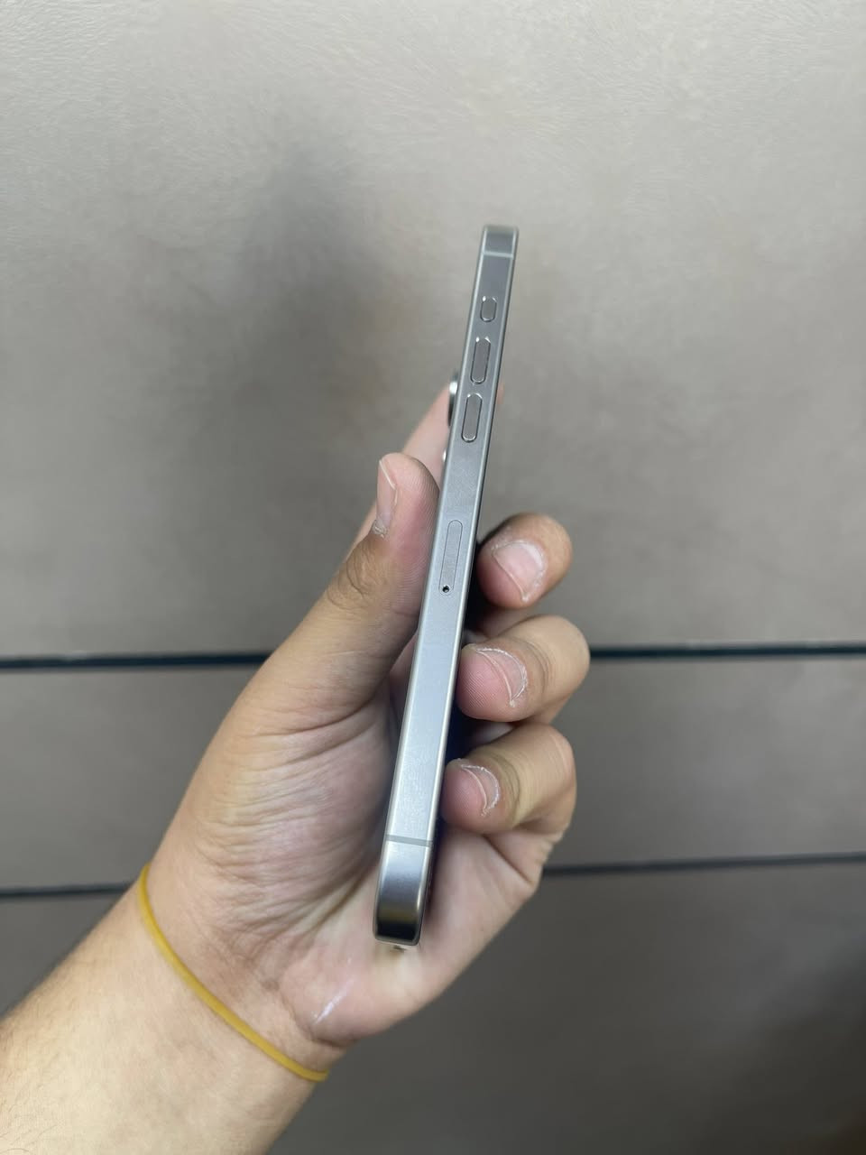 السلام عليكم
iPhone 15 pro max 
ذاكره 256
بطاريه 96‎%‎ عدد دورات 90 مره 
جهاز نظيف شخط واحد ما بي كفاله جهاز 
جان مظموم جهاز 
سعر مليون 150 
العنوان بغداد الجديده 
***********
