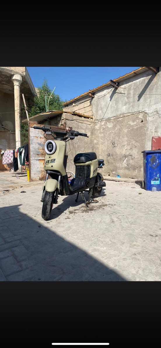 سلام عليكم 
دراجه R9 للبيع 
بيه عطل بس بطاريات 
والباقي كله شغال  غراضه موجوده عندي 
سعره ٢٥٠وبيه مجال للشراي. 
عنوانه بصره كرمه علي باب جامعه
