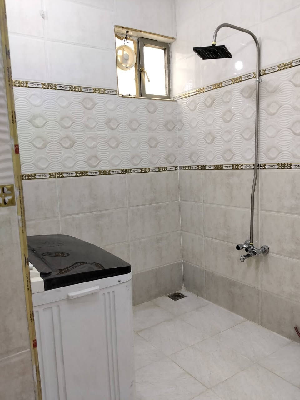 مشتمل 100متر  طابو صرف للبيع طرمه 6 متر واستقبال ومطبخ 2مناورصحيات 2×3غرفتين نوم البيت نظيف جدآ للاستفسار *********** العنوان الانتصار قريب مرور الحسينيه بغداد
