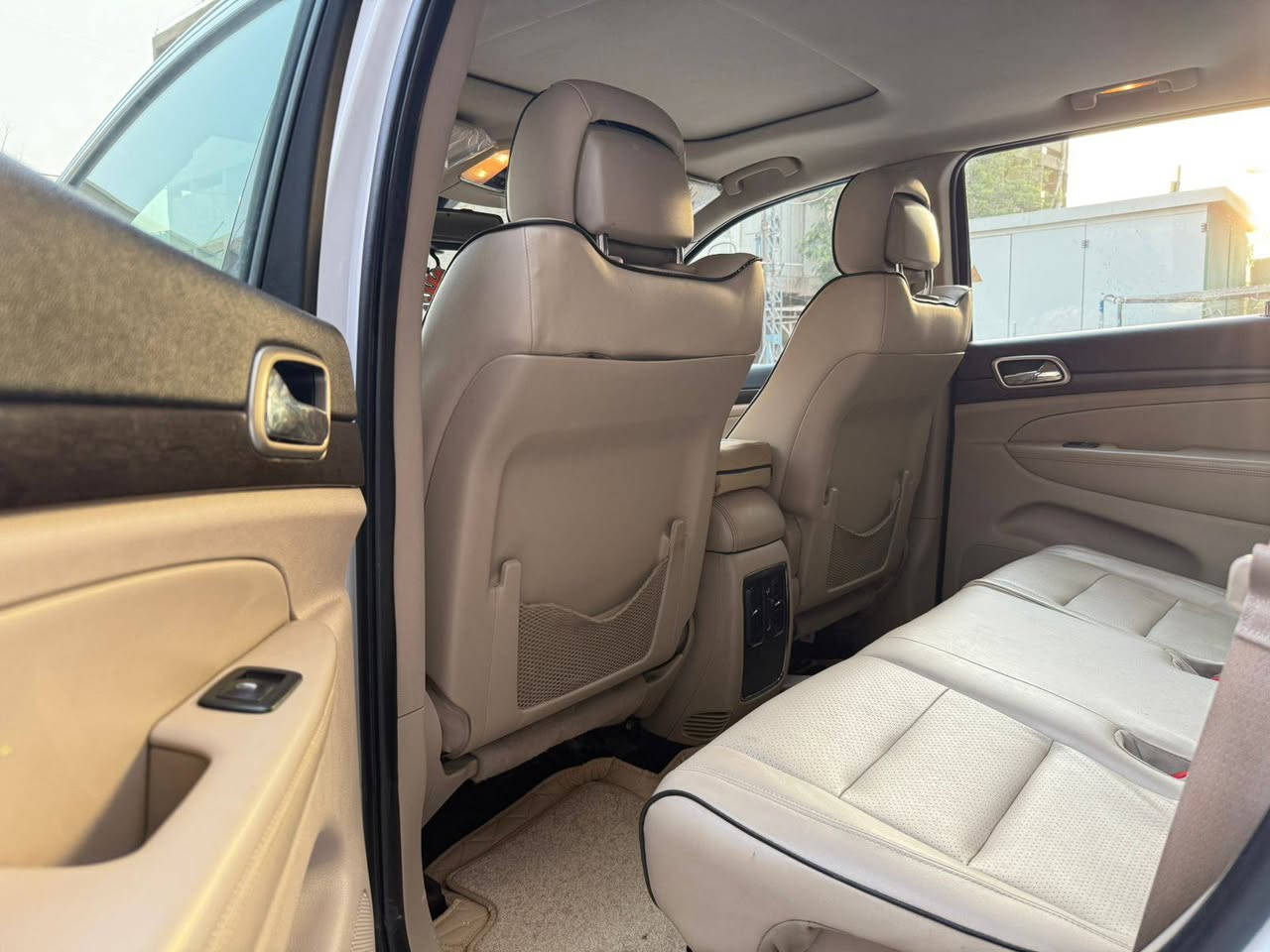 السلام عليكم
جيب لاريدو خليجي وكالة لـــــيث العبيـــدي 
موديـــــل 2015 
فئه.  SINCE 1941  
شاشه كبيراً 
تحكامات 4 جهات 
شفتات ستيرن 
كشنات كهرباء جلد 
كير ماوس 
اشاير بلمري + إشاره ترحيب 
هيتر بلمري لايت عدسه 
كاميرا دواره وتحديداً مسار 
السياره بيها هواي مواصفات 
 صدر جديد 
السياره جديده حيل  
ادامه كامله بلشركه 
رقم وهزه جديد 
السنويه بسمي تحويل ثاني يوم 
السياره بيها صبغ ماشر عليه كدامك 
وهاذه فيديو موضح كدامك 
السونار مرفق بلمنشور 
السعر  218 بيها مجال بسيط 
مكان السيارة.  بغداد  / الزعفرانيه ***********
