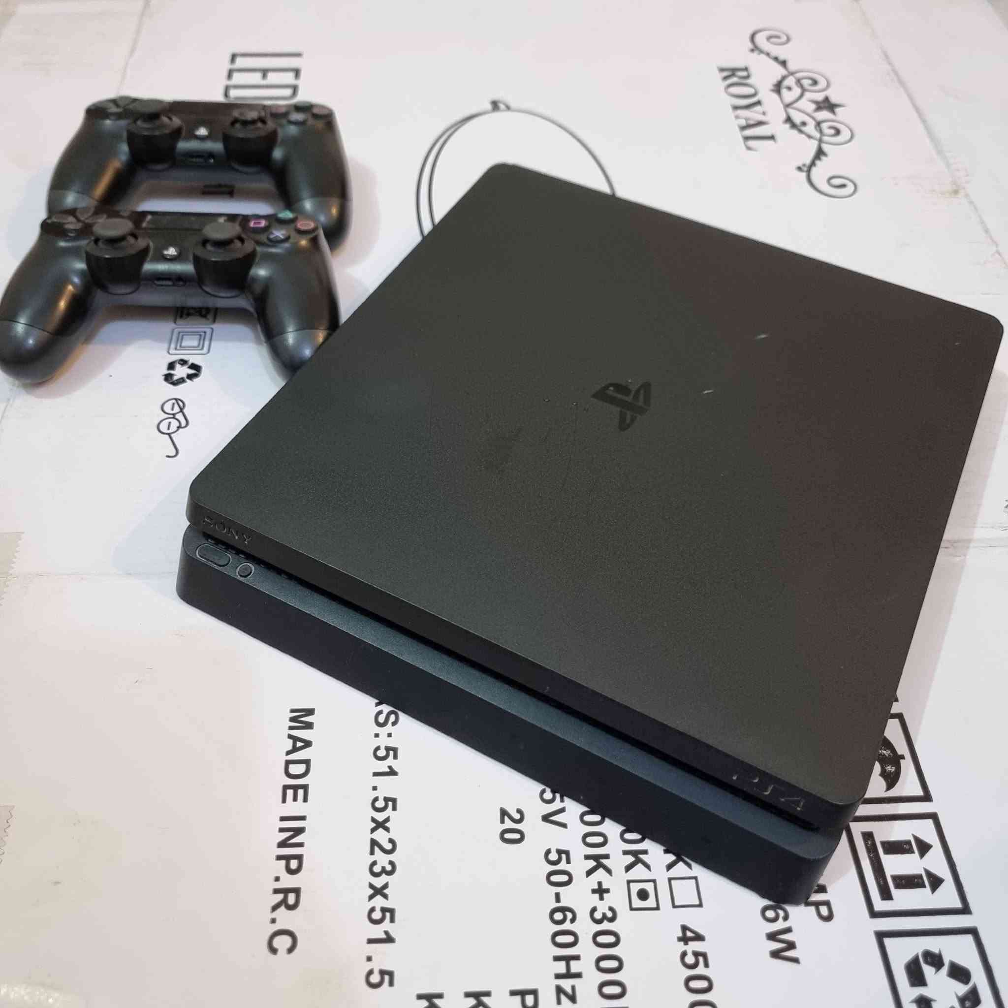 السلام عليكم 
بلي ps4 سلم مهكر نظام 9.00  
مساحه 500GB  جويستكات ثنين اصلي وتجاري
جهاز جديد نضيف جدا مامفتوح ولا مصلح نهائيا 
يحتوي على 11 لعبه كامل ملحقات بدون نقص 
 السعر 350 الف وبي مجال بسيط عنوان بغداد الشعب 
للاتصال او واتساب ***********
