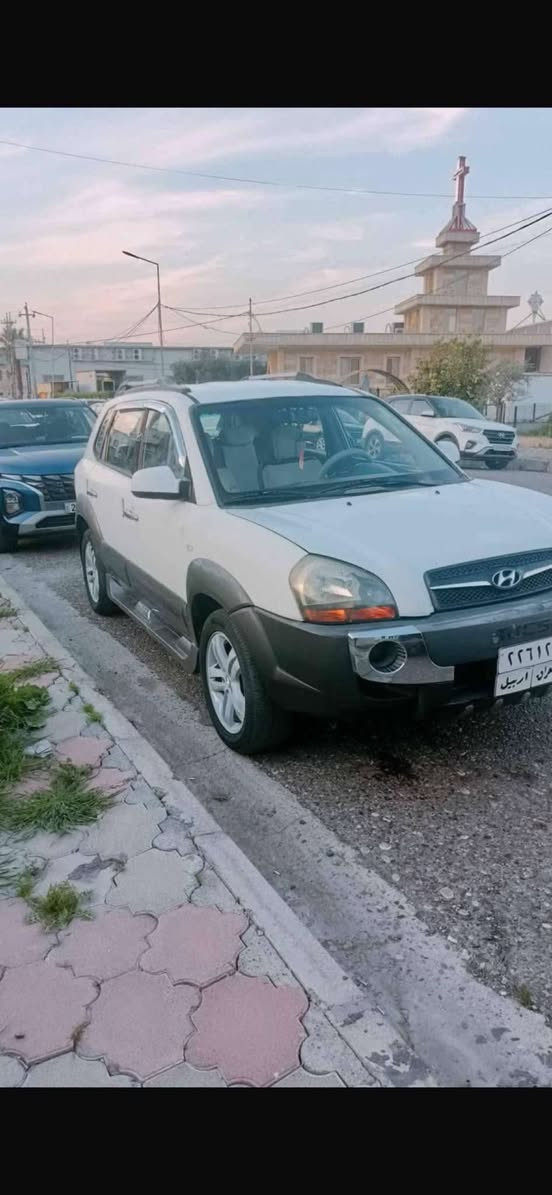 توكسان 2009 خليجي 
محرك 2000 المرغوب 
سياره ماشيه153 الف 
داخل جلد سياره كامله مابيه نقص 
تدفئه وتبريد شغال 
تخم تاير قبل سبوع شاده 
اذان محرك  جدد 4 دبلات جددوكعت شجره عله صفح السايق باب الخلفي عل تكمه  ومصلحيه  ومصبوغه  بيه قطع أبيعك عام   سياره ماعيزه كلشي 
السعر 100 وبيه مجال  مكان السياره كركوك ***********
