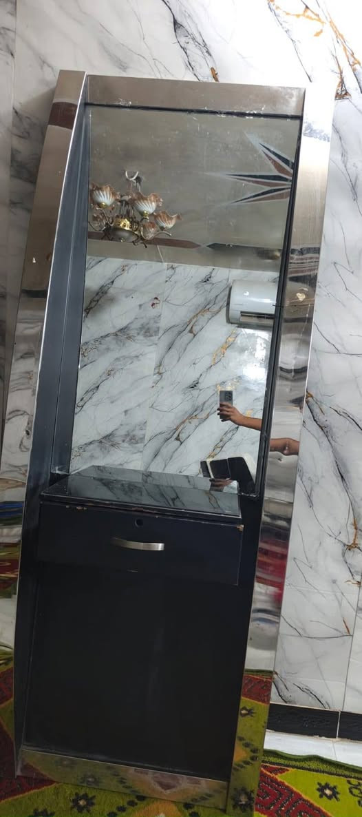يوجد لدينا اغراض محل حلاقه نظيفه جدا للبيع
المكان بغداد مدينة الصدر 
للاستفسار الاتصال على الرقم ***********
