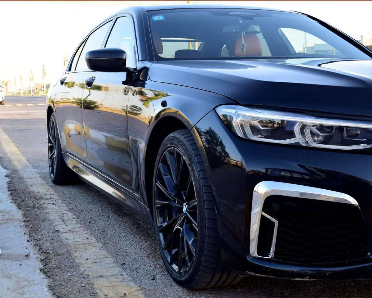 ‏🚗 BMW 750i xDrive M Package
📅 موديل 2022 | وارد أمريكا
سيارة تجمع بين الفخامة، الأداء، والراحة، بمواصفات مميزة وحالة ممتازة.
▫️ محرك V8 Twin Turbo
▫️ نظام دفع رباعي xDrive
‏▫️ M Package
▫️ داخلية جلد فاخرة
▫️ مقاعد كهربائية مع التبريد والتدفئة
▫️ شاشة كبيرة وعدادات ديجيتال
▫️ نظام صوت Harman/Kardon
▫️ فتحة سقف بانورامية
▫️ أنظمة أمان ومساعدة قيادة متطورة
📊 الممشى: 118 الف كم (قابل للزيادة)

🔧 الملاحظات:�▫️ ضرر  تجميلي في الجاملغ الأمامي جهة السائق 
▫️ تم تبديل البنيد (غطاء المحرك).�▫️ السيارة نظيفة جداً ميكانيكياً، ولا توجد أي مشاكل، وجاهزة للاستخدام.
📞 للتواصل: ***********
