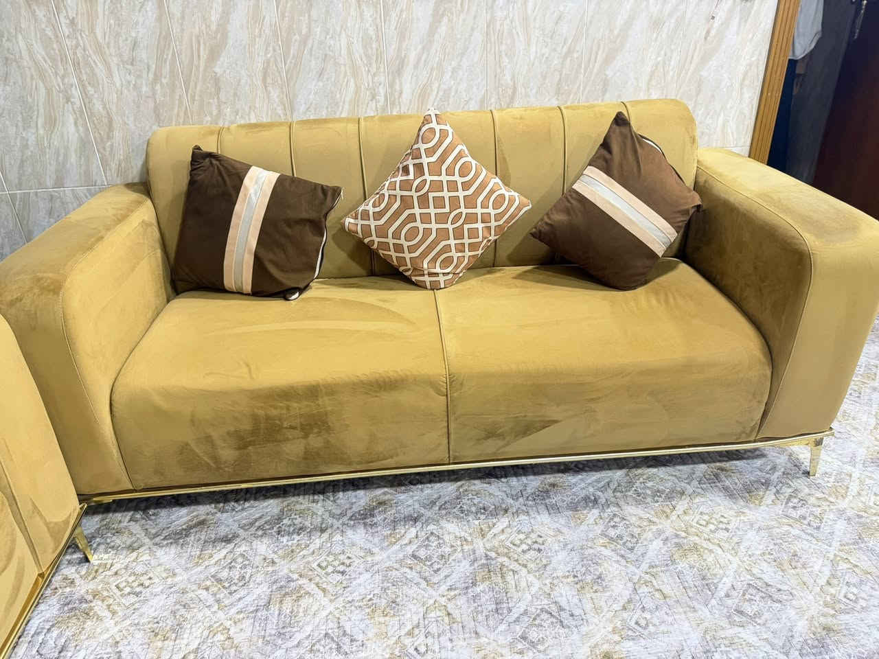 السلام عليكم
طخم قنفات  خمس قطع 
٢ كبيرات عدد ٤ مقاعد
وحده وسط مقعدين
وكراسي ثنين
قماشهن شامو ذهبي والكراسي لون قهوائي
الارجل حديد ذهبي والجوانب بيهن فيكة 
نظيفات 
اريدهن ب٣٠٠ وبيهن مجال
العنوان الامن الداخلي 
الرقم ***********
