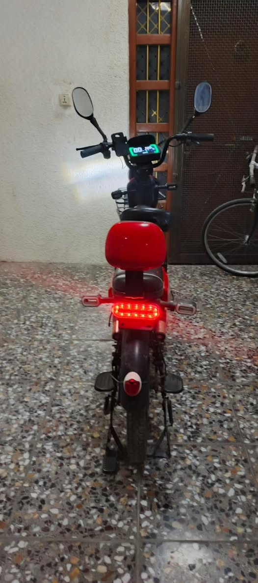 سلام عليكم دراجة شحن نظيفة بصمتين بطاريات نظيفة دراجة مناقصها شي العنوان عامرية السعر 375 وبيها مجال للتواصل واتساب ***********
