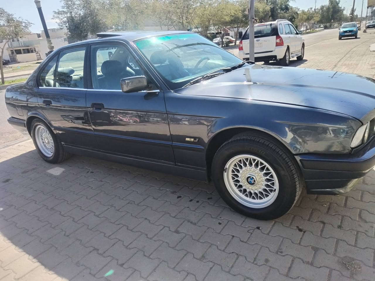 بي ام دبليو ٥٢٥بيلاد موديل ١٩٩٤فول مواصفات بجم عريض  مشروع وطني لحد٢٩ودفتر بانزين كامل مكمل شرط كير ومحرك وصدر وتايرات شواصي تكمات حوض صندوق كله بشرط تايرات جديد ويل جديد صدر جديد محرك كير سبع نمر بومه شرط التحويل وكاله والغرامات سعره ٦٥وبي مجال قليل للطيبين *********** كركوك حي الوحدة
