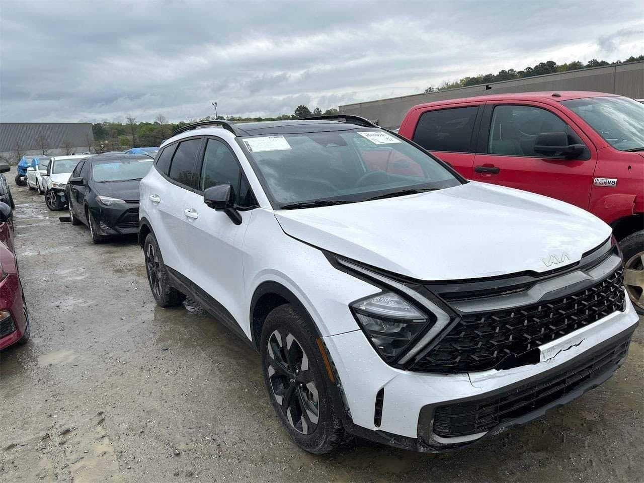 السلام عليكم
سبورتج x-line امريكي بدون حادث مكفولة بس دعامية الورة واكعة وهنا ببغداد بيها بارد بل جاملغ وكلير والصندوق بس بارد شي بسيط غيرهن مكفولة السيارة سعرها 225 وبي مجال

***********
