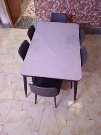 طاوله طعام مع الكراسي السعر ٢٥٠ وبيه مجال المكان محموديه ٠٧٨٣٦٩٤٧٥٨٤