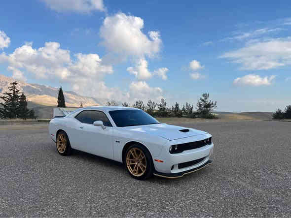 دۆج جالینجر R/T ٢٠٢٣ اخر اصدار سیارە موسفات فول بس بدون فتحە شاشە کبیر و سماعات الباین و سوكان شفتات 
سياره جاهزه ١٧ الف ماشیە
صبغ: بس بونيت و باب مبدل بيلادي نفس لون و جاملخ بس بخ مال امريكا و بدون دواخل و ارباك سيستم و سيارة بدون رقم شرط ترقيم و ترقيم دهوك فقط و مكان سيارة عقره 
سعر ١٩٢ و مجال
رقم شاصي : 2C3CDZBT9PH658522
رقم تليفون و واتسئاپ : *********** اكر
