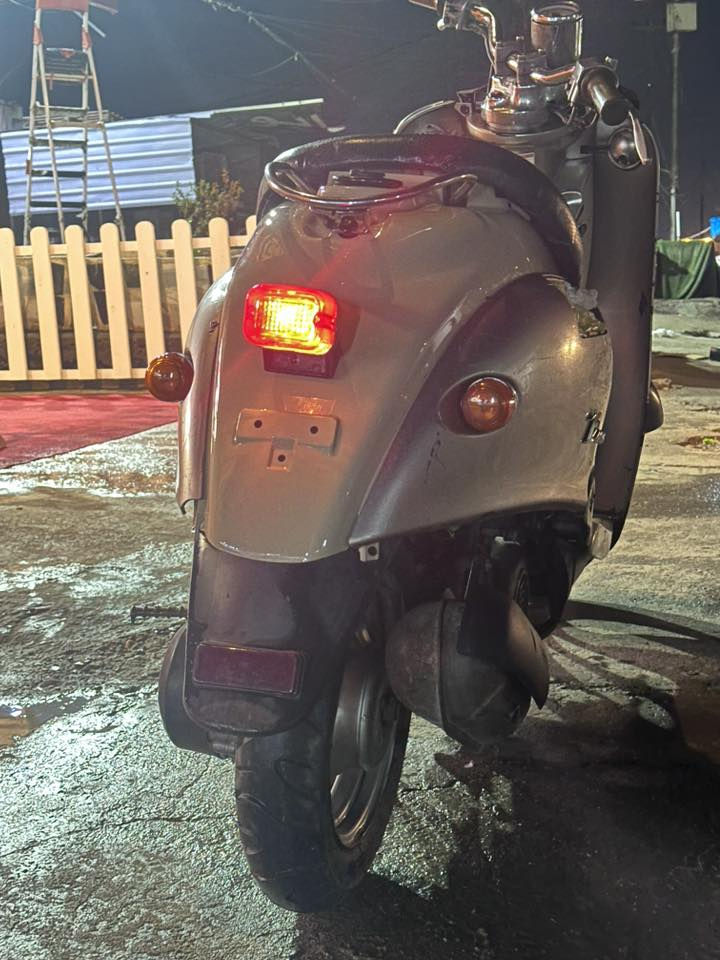 السلام عليكم للبيع دراجه كلاسك خير من الله نكره هندر واحد بك لايت جديد ليه جديده اشاير جديد كامله سوداتها قبع هندر واقيه صالنصه نقص باتري بريكات بل مكان ناعمه لايت امامي شغال سعر 175 بيها مجال مكاني البياع تقاطع درويش رقم ***********
