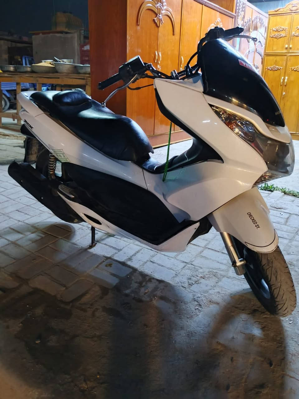 سلام عليكم PCX جيل اول دراجه نضيفه مكينه خير من الله لاتنقيص لاتبخير كفرات بلاديه الدوسه بيها شخوط خفيفه السعر 1300 وبيها مجال قليل حك ال جيه ***********
