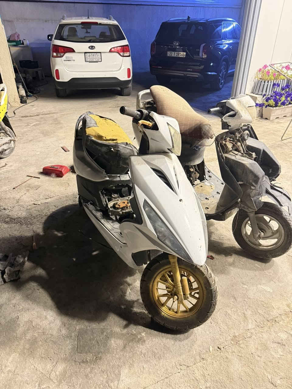 السلام عليكم دراجات ثنين وحده ماكس مضلع مكينه يابانيه اصل ابو السوبر كفرات جدد كهربائيات شغاله والثانيه فراشه الدراجات ثنينهن شغالات الله يشهد بس تركتهن للبيع ابيع كوم حديد 
ثنينهن ب350 جماعة 250لاتجون 
عواني بصرة ابو الخصيب كوت الفداغ ***********
