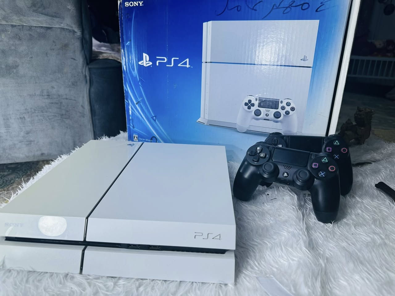 سلـَلا عـليكم ..
بلي 4 اكـس سـلم ..
 ذاكره 550..
مهكـر يتسع 10 العـاب …
احدث 3 العاب بـي ..
لعبـة Pea18.
لعبه MORTEL  .
لعبة GALLD الحـرب احدث جزء 
فـيدو كدامكـم .
طبعاً البلي صارله يمي سبوع ويومين 
مامشخوط شخطه . 
جويستك عدد 2 شغالات 
رام تهكير .
عارضـةة ب300 الف بي مجال لطيبين .
مكاني بغداد الدورة .
رقم وبي وتساب *********** .
