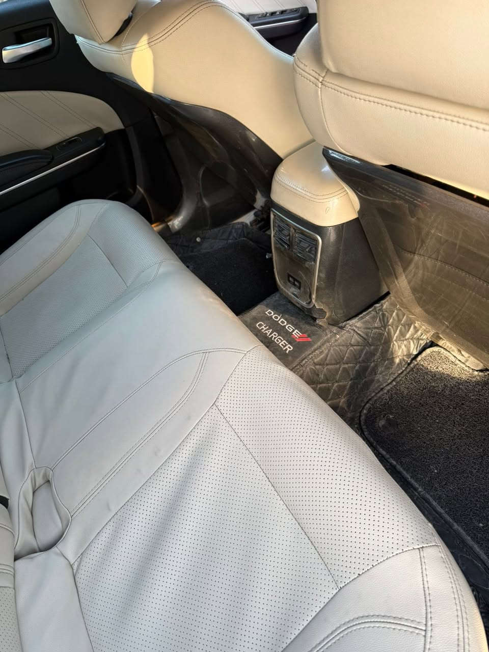 سلام عليكم للبيع دوج جارجر 2017 اصل رقم بغداد دولي بسمنه لون مميز برتقالي وارد كندي سياره كفاله عامه من كلشي ماعدا كلير بكندا جاملغ الخلفي كلير فقط وباقي سياره كفاله ماشيه 145 حقيقي جاهزه الف ماتذب عليها لايت زنون توه شاده تايرات حداده تبريد كله جاهز مواصفات SXT معروفه ماحاجه اذكرهن نص فول شاشه جبيره عنوان السياره البصره قضاء المدينه سعر السياره 218 وبيها مجال لشراي للاستفسار ***********
