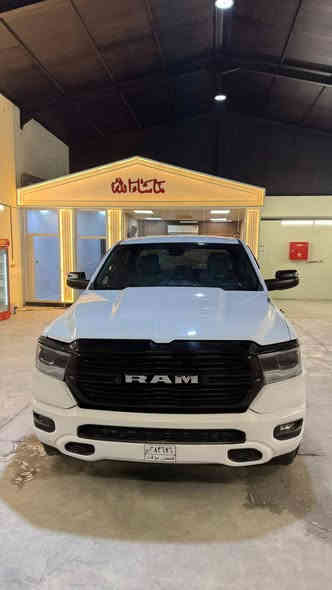 السلام عليكم دوج رام بك هورن 2024 ماشيه 13m  بدي قصير باب طويلV6 مواصفات عاديه بصمه تحكمات كامره شاشه زغيره بيه قماره صبغ وجاملغ ايسر تبديل وربع البنيد صبغ 220 $  اخوان الي يكول حادث قوي كولشي بسعره طبعا 
***********
