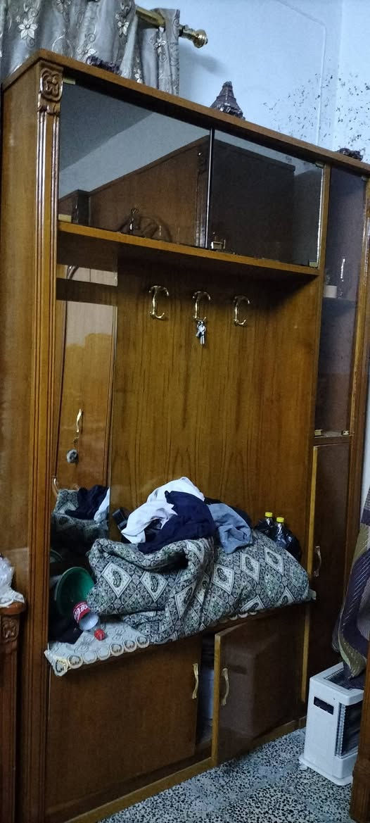 غرفة نوم مستعمل خشب ثقيل دوكمه السعر ٨٥٠ وبيه مجال التوصل ع الرقم ***********
