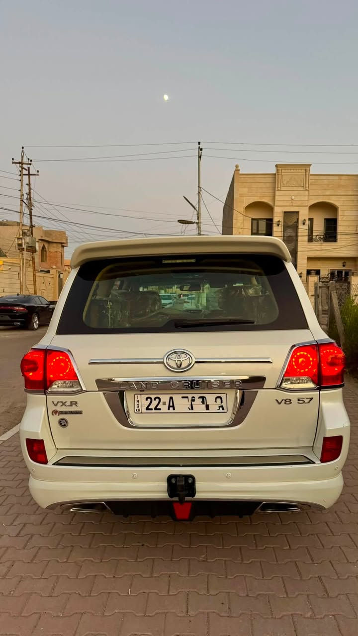 #حجي__هاي__5700
السعر / 396 وبيه مجال 

تويوتا لاندكروز 2015 vxr v8 بريم لمتد 

الممشى:216 ألف كم - ممشى وحقيقي

المحرك: 8 سلندر 5700 

القير: أوتوماتيك 7 غيار تبترونك

الدفع: رباعي 4WD + دفلوك

الرقم: اربيل تحويل ثاني يوم

اللون الخارجي: ابيض

اللون الداخلي: قرميدي 

المواصفات الفل بريم لمتد:

فتحة سقف + بصمة تشغيل + دخول ذكي

كشنات جلد كهرباء + تبريد وتدفئة

شاشة + كاميرا + حساسات أمامية وخلفية

ثلاجة كنسول + مكيف خلفي منفصل

جنوط 18 كروم + زنون + كشافات LED

مثبت سرعة + تحكم دركسون + بلوتوث

+ تخشيبة + دواسات

السيارة خليجي

خالية من الصبغ والحوادث  فقط بارد بسيط مذكور ولله الحمد

بحالة الوكالة - صيانة دورية

مكان السياره تكريت 

للاستفسار: ***********

. 

.
