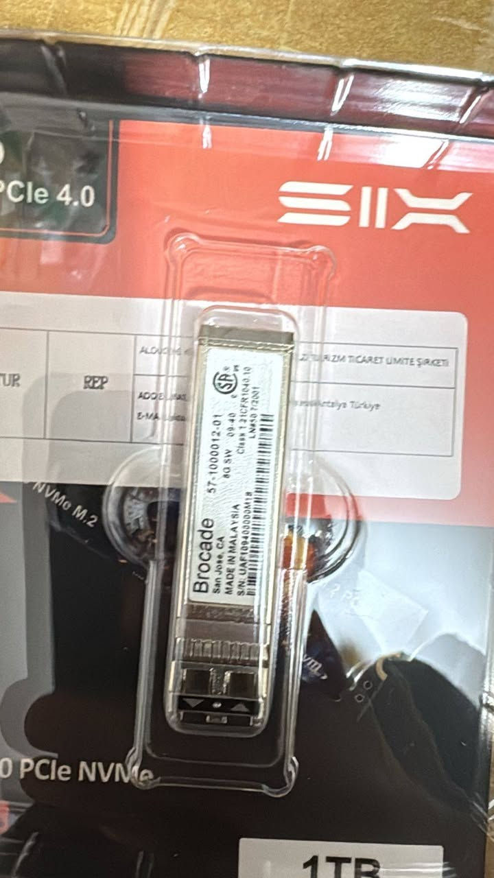 spf
هذه القطعة تسمى SFP Module (أو ترانسيفر)، وهي من تصنيع شركة Brocade الشهيرة في معدات الشبكات.
​ما هي وظيفتها؟
​تُستخدم هذه القطعة كـ "مُحول" يتم تركيبه في فتحات خاصة في (السويتشات) أو (السيرفرات) لتحويل الإشارات الكهربائية إلى إشارات ضوئية لتتمكن من توصيل كابلات الألياف الضوئية (Fiber Optic).
​أهم المواصفات من الصور:
​السرعة (8G SW): تدعم سرعة نقل بيانات تصل إلى 8 جيجابت في الثانية.
​نوع التقنية (SW): ترمز لـ "Short Wavelength"، مما يعني أنها مخصصة للمسافات القصيرة (داخل غرفة السيرفرات أو نفس المبنى) وتعمل مع كابلات الفايبر من نوع "Multimode".
​الاستخدام الشائع: تُستخدم غالباً في شبكات التخزين (SAN) لربط السيرفرات بوحدات التخزين الكبيرة بسرعة عالية واستقرار تام.
​ملاحظة بسيطة: في الصور تظهر القطعة موضوعة فوق علبة هاردسك (NVMe SSD)، لكن لا علاقة تقنية مباشرة بينهما؛ القطعة مخصصة لمنفذ SFP في السويتش، بينما الهاردسك يركب داخل الجهاز.
متوفر  4 قطع 
ملاحظة مو هارد للتاكيد 
فحم 
اي استفسار خاص 
قطع امزون


**إذا كنت صاحب هذا الإعلان وتريد حذفه لأي سبب، رجاءا أرسل رسالة إلى الدعم الفني**