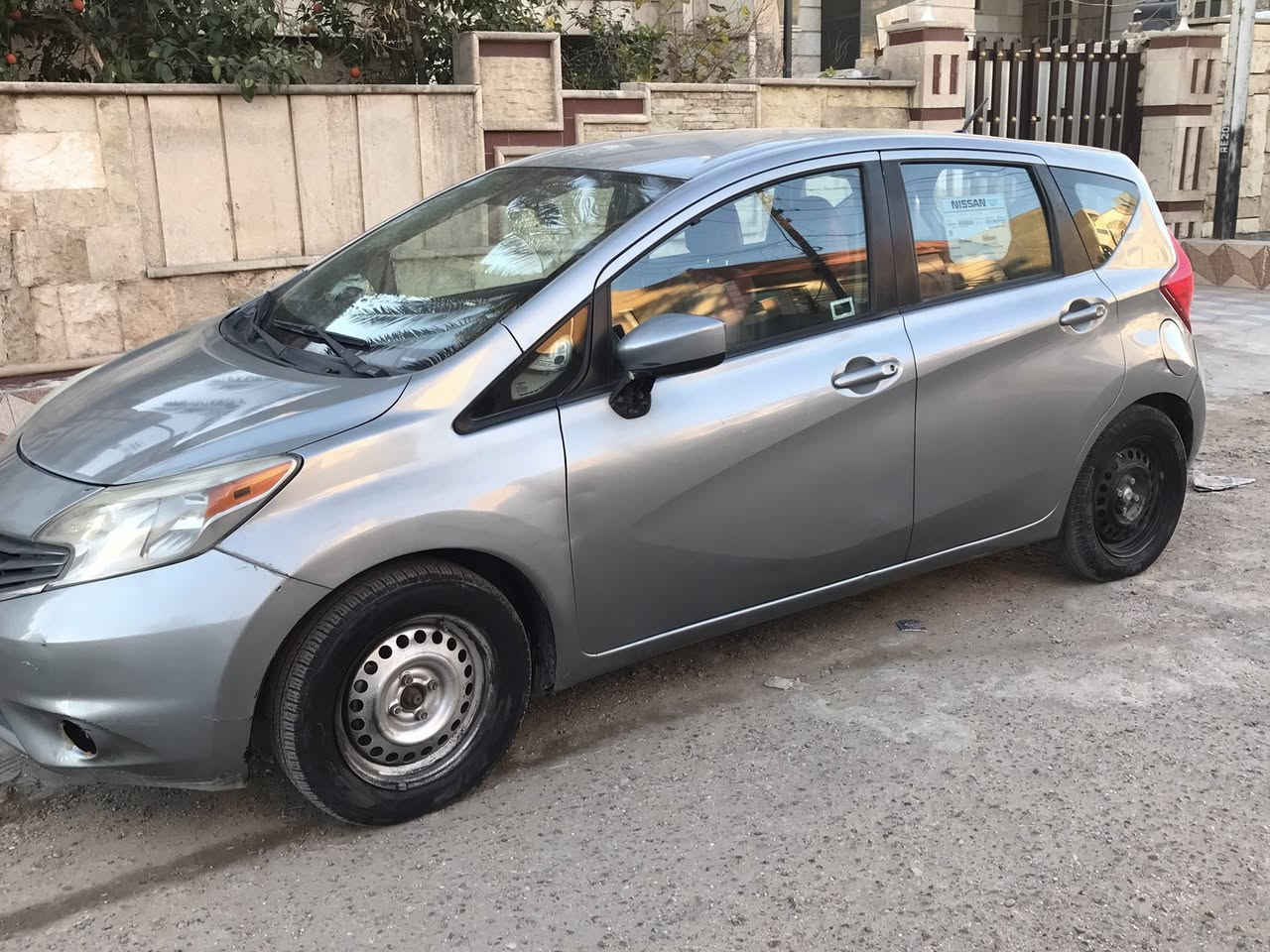 نيسان فيرسا نوت للبيع ماشية 100 الف شغالة بسمي موديل 2015 السعر 80 $ مكان العامرية شارع العمل الشعبي ***********
