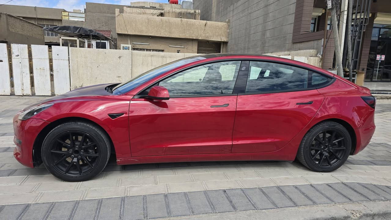 تسلا 2023 امريكي ماشيه 45 رقم بغداد بسمي 
سياره جديده ما بيها اي نقص نضيفه مال جناي صورت حادثها موجوده ويا صور السعر 155 بيها مجال للشراي 
الاستفسار *********** مكاني بغداد السيديه
