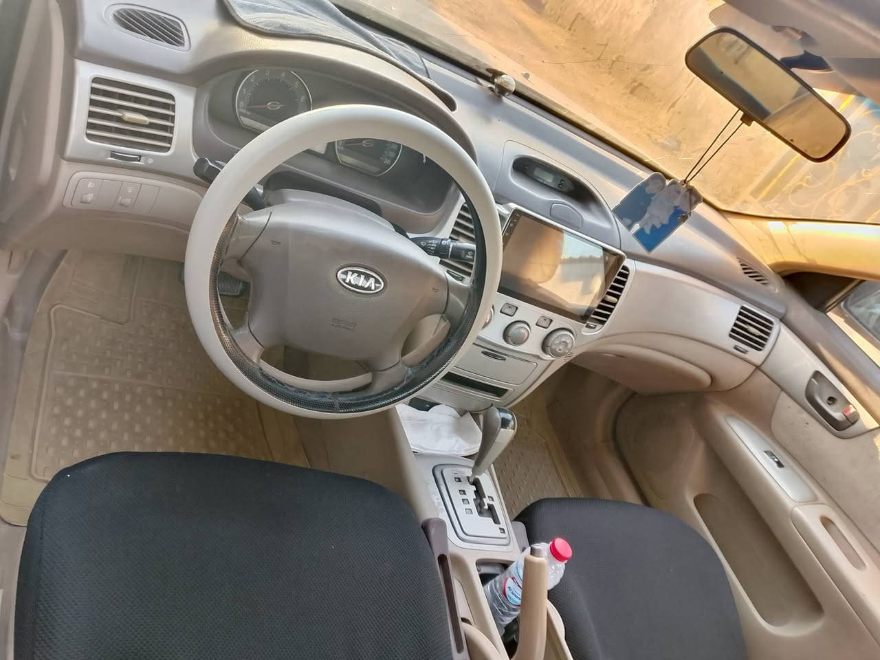 كيا اوبتيما 2008 وارد خليجي سياره خير من الله كير مكينه 2000 تبريد كله جاهز مناقصه اي شي  تخم تأير و باتري جديد بس بيه الباب خلف الصدر مبدل والباب خلف السائق مصلح نفسه وبيه جراد قماره وبنيد المكان سياره بغداد الزعفرانية السعر 95 بيه مجال رقم الهاتف ***********
