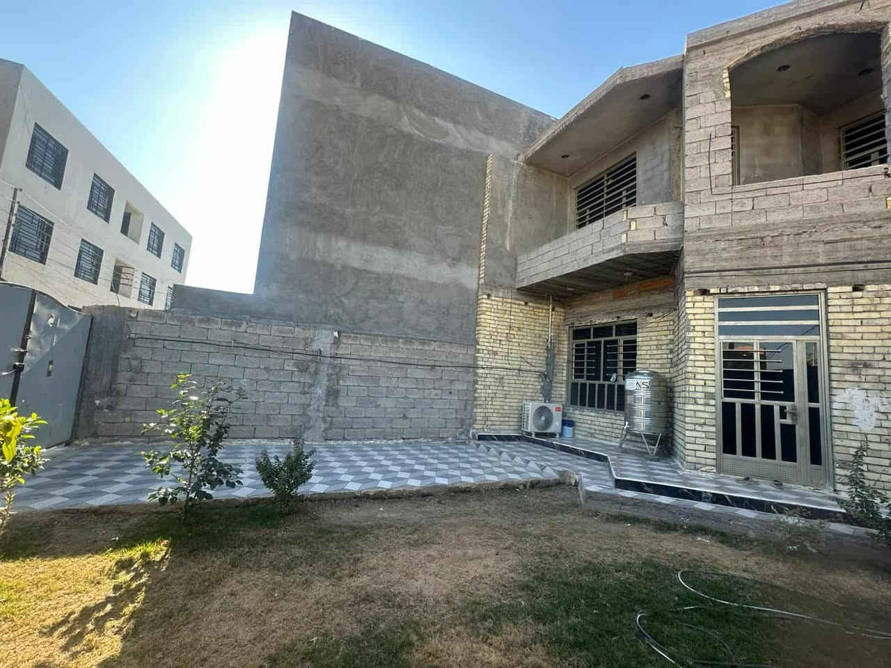 بيت للبيع طابو زراعي قرار ٢٥ حي الصحه خلف رياض الحداد المساحه الكليه ٢٤٠ متر بي نقص فقط الواجهه والطابق الثاني جص وبياض وارضيه وباقي البيت جاهز  مثل ما موضح بالصور 
للإستفسار أكثر ***********
