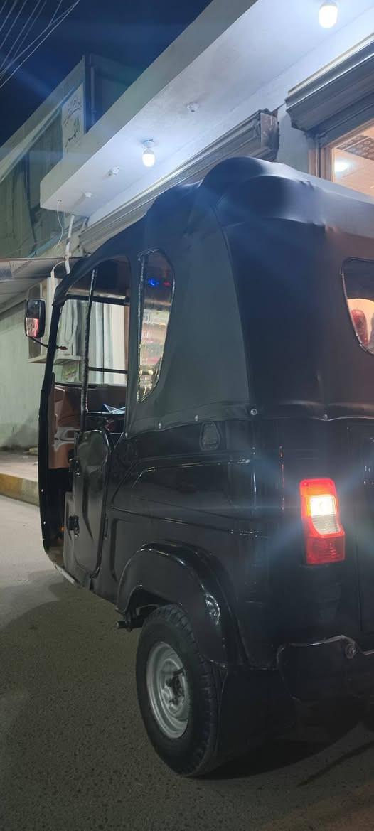 السلام عليكم
تكتك للبيع سوده موديل 2022 شهر 7 كفاله عامه  سنويه رقم انكليزي  ماعده ضربه بصيطه بل بكلايت اليمن ضفيره جديده تخم تأير جبلي 

 جادر جديد لايت زنون تكتك جاهزه ماعزها شي 

مكان سوق الشيوخ 

الرقم وسعر.     ***********
