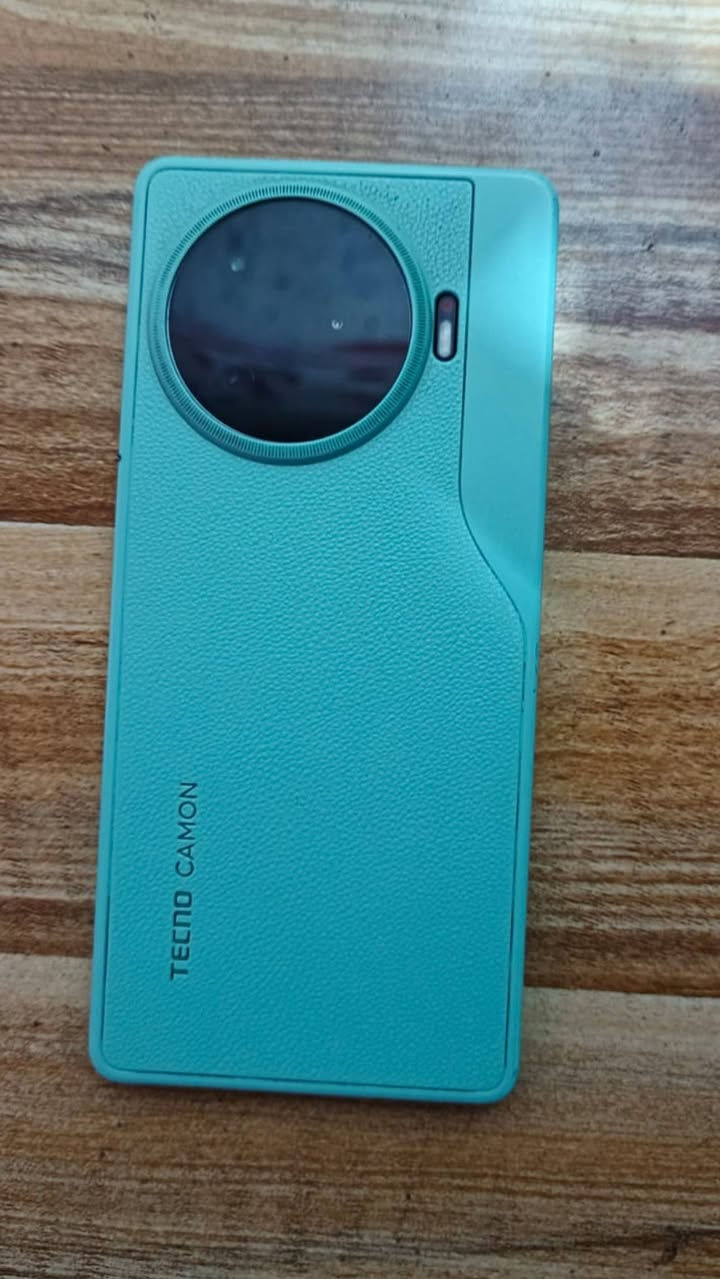 تكنو كامون 30 برو فايف جي كامل ملحقات نظافة 95
شاشة امولد حجم 6/78 بتردد 144 هيرتز 
معالج دايمن ستي 8200 يشغل ببجي 90 فريم براحه 
البطارية 5000 ملي امبير مع شاحن 70 واط 
الذاكرة 256 والعشوائة 12+12 يعني 24 
الكامرة من نوع سوني 60 اطار عل 4K ومثبت بصري 
يدعم NFC + مقاموة ماء وغبار 
للبيع او مراوس السعر ٢٥٠ الف *********** اتصال او واتساب وشكراا
