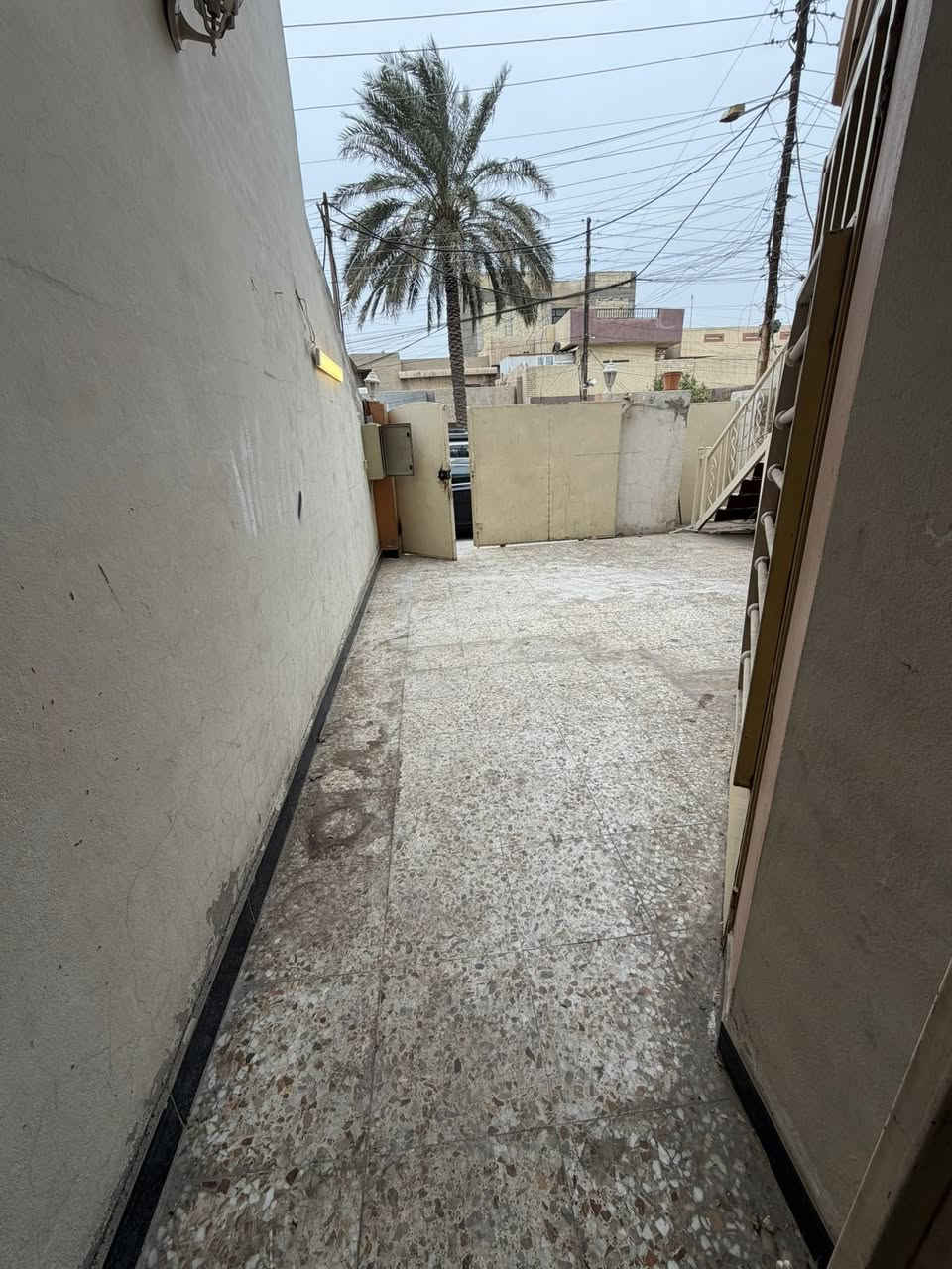 دار للإيجار مساحة 150 م
 4 نوم 
صالة + هول داخلي 
صحيات عدد 2 
كراج
ايجار مليون ونص

————————
دار للإيجار 150 م 

3 نوم
صحيات عدد 2
صالة مطبخ كراج 

ايجاره مليون و200 الف

***********
