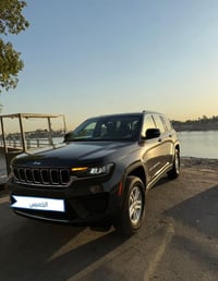 جيب كراند شيروكي  2023  رقم بغداد 5 راكب  ‎السياره ماشيه 11500 الاف مي...