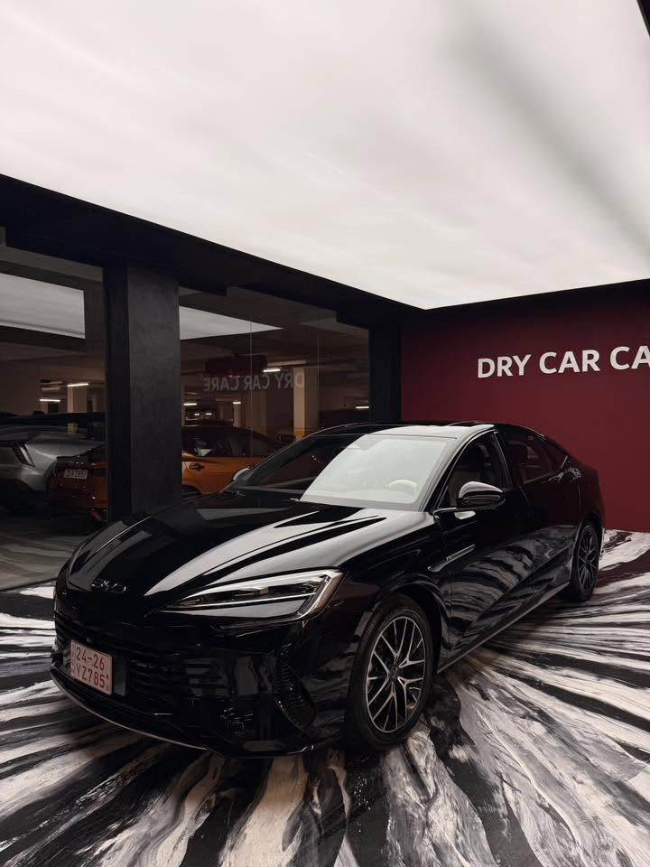 سلام عليكم ورحمة الله / ***********
BYD Seal 7 سيل ٧ فول مواصفات بريميوم
المحرك : هايبرد بنزين 1.5T + كهرباء DM-i 
علية ضمان لمدة 6 سنوات او 150 الف كيلو 
نوع البطارية :  Blade Battery 
علية ضمان 8 سنوات او 200 الف 

المواصفات :  TYPE 20 
شاشة بحجم 15.6 انج قلابة
نظام ذكي + اوامر صوتية
Apple car play / Android Auto
شاحن لاسلكي 50W واط
عدادات دجتال
كشنات جلد عنابي وابيض 
تدفئة وتبريد بالكشنات الامامية
فتحة سقف بانوراما 
نظام صوتي فاخر Dynaudio 
عدد الايرباكات 13 ايرباك
رادار امامي خلفي
كاميرات 360 درجة
مثبت سرعة تفاعلي ( قيادة شبة ذاتية )
نظام النقطة العمياء
فرملة طوارئ
ابواب بدون اطار
تشغيل بصمة + ريموت ذكي
السيارة خليجي وليست تجميع صيني
ماشية 5000 كيلو متر مرقمة وكاملة 
السعر : 38 و 500 الف مليون دينار
