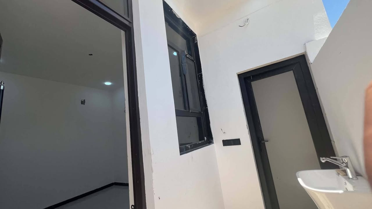 دار سكن للبيع طابو زراعي 
سند 25 مشمول بالتطويب
داخل مجمع حيدر أبن حجي هندي
بداية المجمع قريب على البوابه 
المساحة 100 M 
بناء حديث غير مسكون 
طابق واحد كونكريت مسلح
يقع على شارع بعرض 15 M
يحتوي على
غرفة/ صاله / استقبال / مطبخ حار + بارد
مجمع صحي عدد 2
                       مراجعة
مكتب مهدي العتابي للعقار ديوانية الجزائر مقابل فندق برج الامراء
للاستفسار 
*********** مهدي العتابي 
*********** حيدر الفتلاوي
***********
