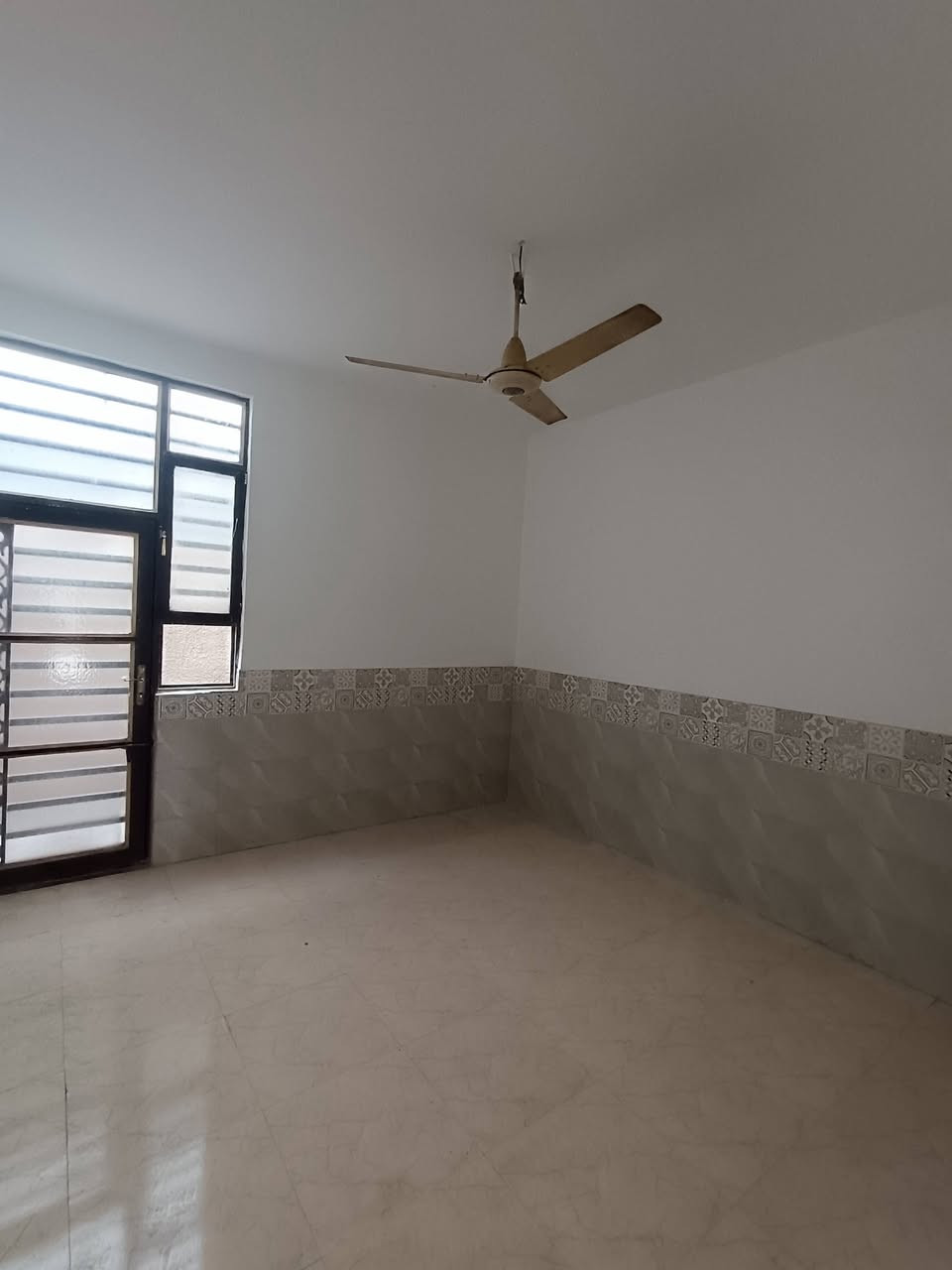 كربلاء مجمع سيد اسماعيل السكني بيت للبيع مساحة 50 متر  سند 25 قرار محكمة يم عمود ١٤٣ خدمات كامله ماي مجاري كهرباء تبليط
السعر 37 مليون
يحتوي على غرفة وصاله ومطبخ و صحيات 
ابو يوسف ***********
ابو يوسف ***********
متواجد واتساب ،
عنوان المكتب شارع سيد اسماعيل ( مكتب الوطن)
