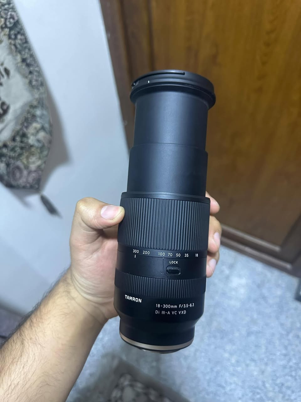 عدسة تامرون 18-300 
Apsc
F3.5-6.3

عدسة لكاميرات السوني الكروب فريم ، تشتغل ايضا على كاميرات الفل فريم مع تقريب 1.5 
فتحة متغيرة حسب الزوم 

تفيد لتصوير الرياضات ، ومفيدة اثناء السفر لان رينجها واسع من الوايد لحد الزوم القوي

مستعملة قليل جدا ، فقط مرتين اثناء السفر لا غير
كارتونتها الاصلية وغراضها موجودة 

سعر الجديدة يم قرطاج  ٩٣٦ الف

رايدها ب ٧٠٠ الف


**إذا كنت صاحب هذا الإعلان وتريد حذفه لأي سبب، رجاءا أرسل رسالة إلى الدعم الفني**